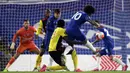 Pemain Chelsea Willian menendang bola ke arah gawang Watford pada pertandingan Premier League di Stadion Stamford Bridge, London, Inggris, Sabtu (4/7/2020). Chelsea menang 3-0 dan kembali menggeser Manchester United dari posisi empat klasemen. (Mike Hewitt/Pool via AP)