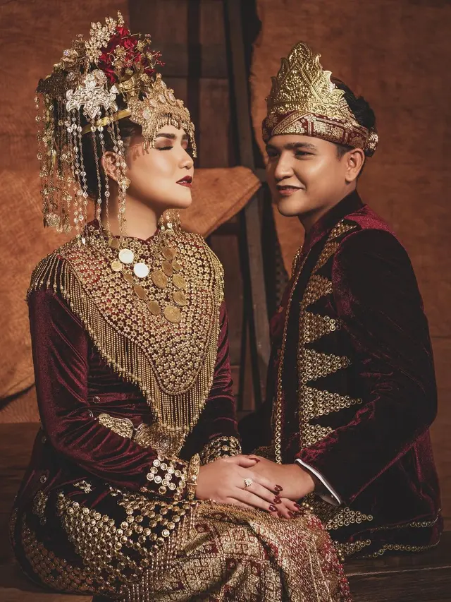 6 Potret Prewedding Masayu Clara dan Qausar Harta dengan Baju Adat, Tampil Serasi
