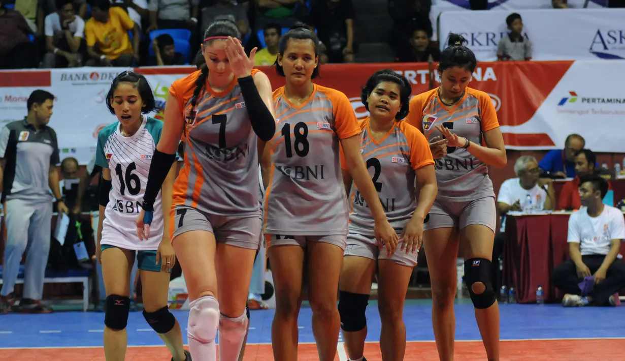 Pevoli putri Jakarta BNI 46 tertunduk di sela-sela laga melawan Jakarta PGN Popsivo di putaran kedua Pertamina Proliga 2015 di Hall A Senayan, Jakarta, Minggu (21/3/2015). Jakarta PGN Popsivo unggul 3-0 atas BNI 46. (Liputan6.com/Helmi Fithriansyah)