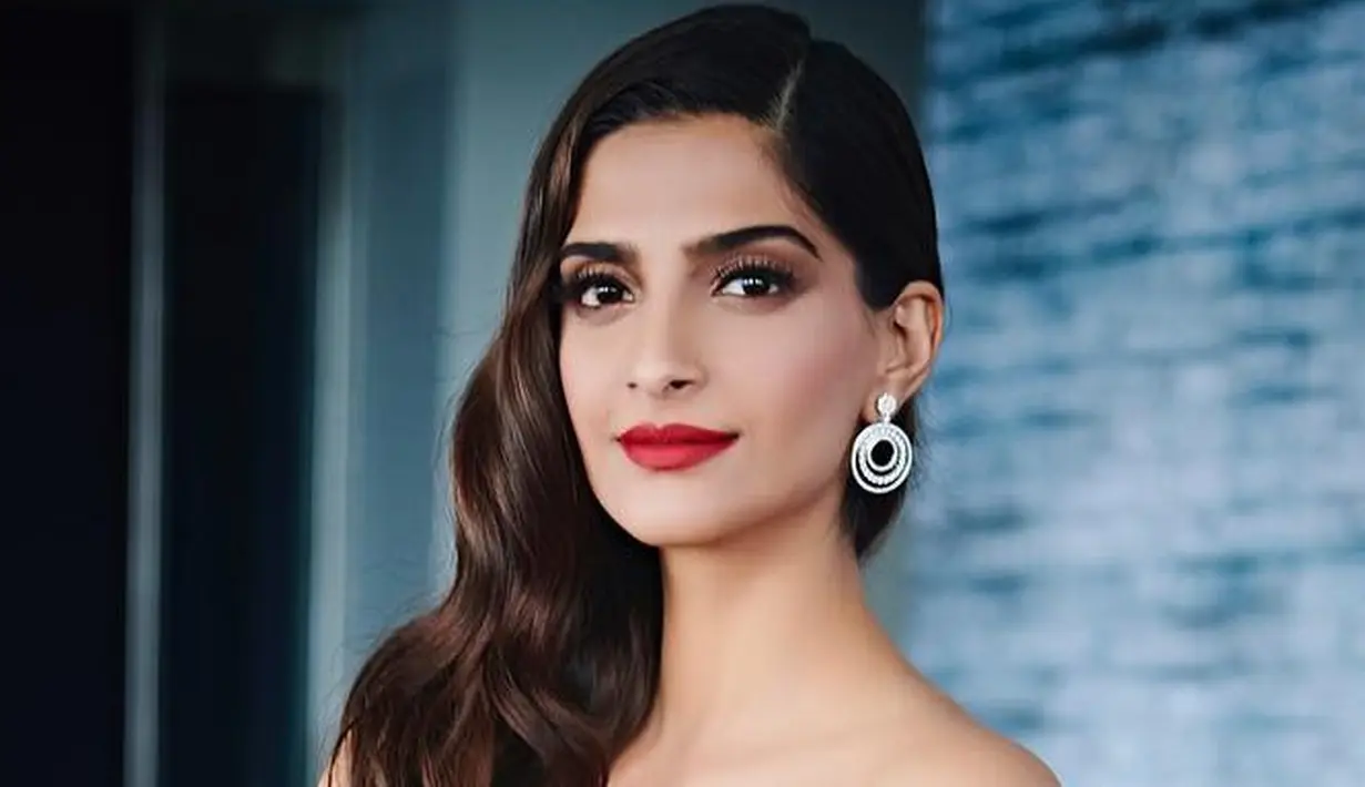 Belakangan ini Sonam Kapoor menjadi pusat perhatian publk. Lantaran anak dari aktor legendaris Bollywood, Anil Kapoor ini dikabarkan menikah. (Foto: instagram.com/sonamkapoor)