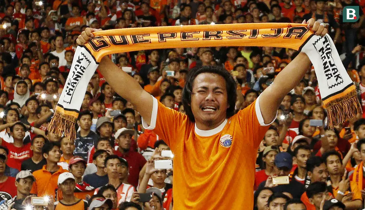 Seorang Jakmania menangis saat merayakan kemenangan Persija Jakarta atas Bali United pada final Piala Presiden di SUGBK, Jakarta, Sabtu (17/2/2018). Persija menang 3-0 atas Bali United. (Bola.com/M Iqbal Ichsan)