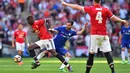 Gelandang Manchester United, Paul Pogba, berebut bola dengan gelandang Chelsea, Cesc Fabregas, pada laga final Piala FA 2017-2018 di Stadion Wembley, Sabtu (19/5/2018). Chelsea menang 1-0 atas Manchester United. (AFP/Glyn Kirk)