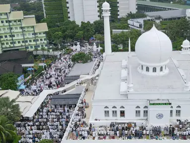Foto Udara memperlihatkan suasana shalat Idul Adha di Masjid Al-Azhar, Kebayoran Baru, Jakarta Selatan, Minggu (16/6/2024). (Liputan6.com/Herman Zakharia)