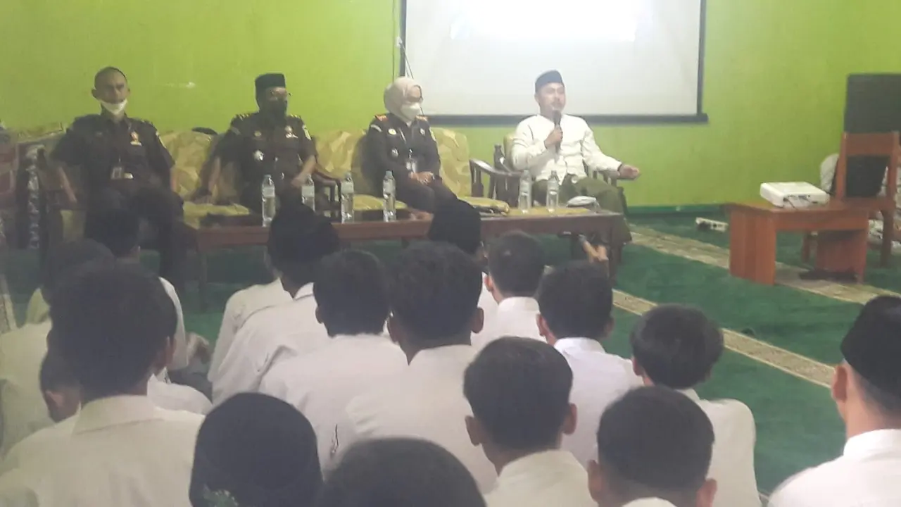 Dipimpin langsung Kepala Kejaksaan Negeri (Kejari) Garut, Jawa Barat, Neva Sari Susanti, beberapa jaksa Kejari Garut, nampak antusias berbaur mondok sesaat dengan para santri, di pondok pesantren Al-Halim, Tarogong Kaler, Garut.