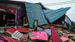 Otoritas manajemen bencana setempat mengatakan pada 30 November 2024, ada lebih dari 122.000 orang terpaksa mengungsi dari rumah mereka akibat banjir besar. (MOHD RASFAN/AFP)