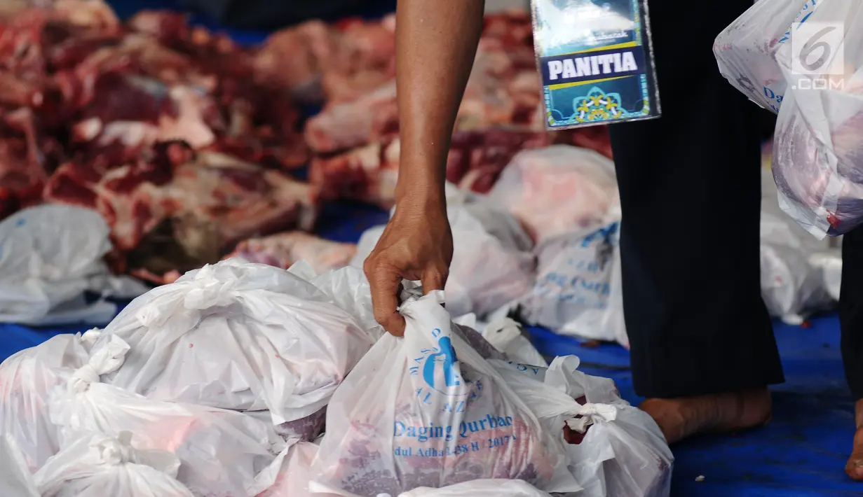 Petugas menyiapkan daging kurban di Lapangan Masjid Al Azhar, Jakarta, Jumat (1/9). Masjid Al Azhar Jakarta memotong dan mendistribusikan ratusan hewan kurban pada Hari Raya Idul Adha 1438 H. (Liputan6.com/Helmi Fithriansyah) 