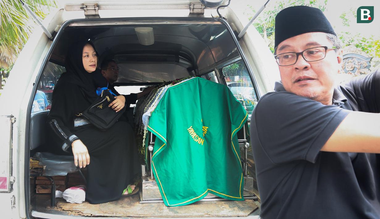 Anak semata wayang mantan Sekjen PSSI Nugraha Besoes, Winny Nugraha ikut mengantarkan jenazah ke masjid untuk disholatkan kemudian lanjut ke pemakaman Menteng Pulo, Jakarta Selatan, Senin (06/02/2023). Nugraha Besoes meninggal dunia pada Senin (06/02/2023) pukul 00.19 WIB di RS PON. (Bola.com/Bagaskara Lazuardi)