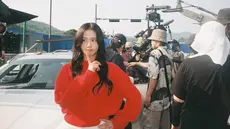 Proses syuting Newtopia yang hampir memakan waktu satu tahun, membutuhkan persiapan fisik dan mental yang matang dari Jisoo. Ia tak hanya berlatih akting, tetapi juga menjaga kondisi fisiknya agar tetap prima. Semangat Jisoo ini terlihat dari berbagai foto di balik layar yang dibagikannya di media sosial. (Liputan6.com/IG/@sooyaaa__)