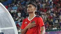 Striker Timnas Indonesia U-22, Ramadhan Sananta berjalan memasuki lapangan sebelum dimulainya laga final cabor sepak bola SEA Games 2023 menghadapi Thailand di National Olympic Stadium, Phnom Penh, Kamboja, Selasa (16/5/2023). (Bola.com/Abdul Aziz)