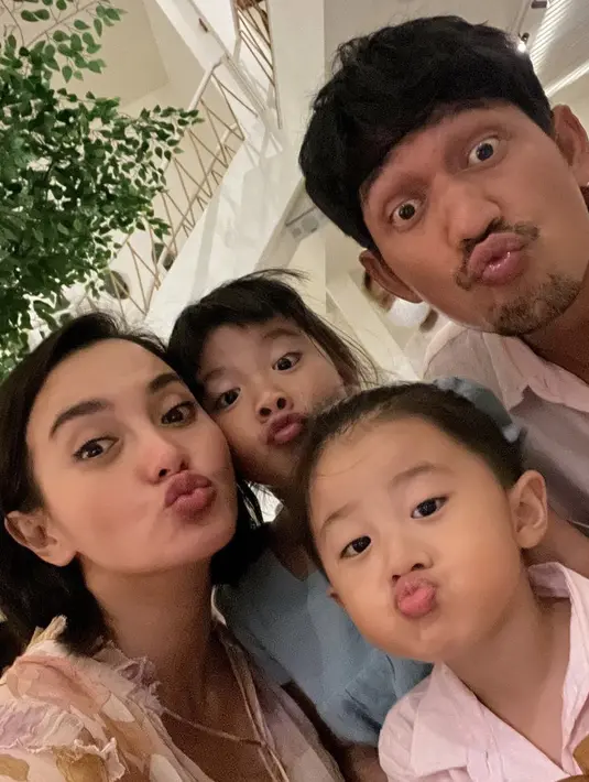 <p>Istri dari Ibnu Jamil ini pun tampak awet muda dengan potongan rambut terbarunya tersebut. @ririnekawati</p>