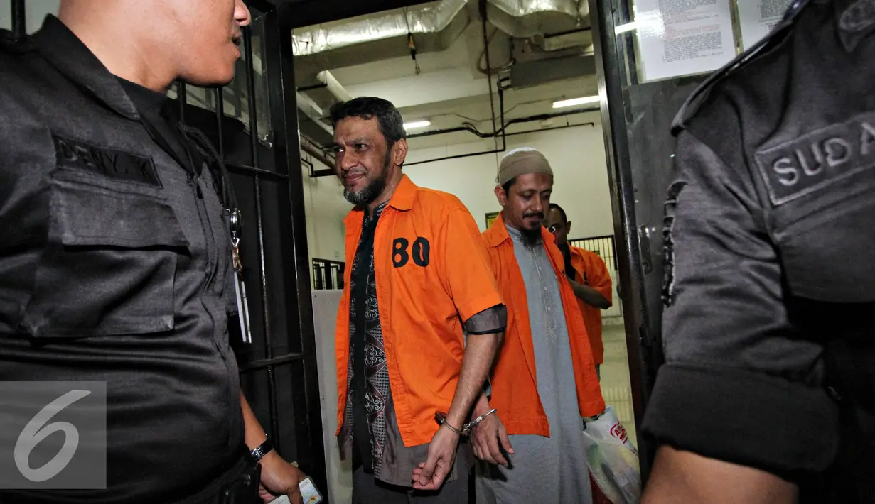 Tersangka berjalan menuju mobil tahanan usai jalani sidang perdana dugaan terorisme di Pengadilan Negeri Jakarta Barat, Senin (12/10/2015). Sebanyak delapan simpatisan diduga terkait dengan organisasi radikal  ISIS. (Liputan6.com/Immanuel Antonius)