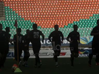 Para pemain Thailand menjalani latihan uji coba lapangan jelang leg pertama Final Piala AFF 2016  di Stadion Pakansari, Bogor (13/12/2016).  (Bola.com/Nicklas Hanoatubun)