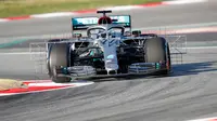 Pembalap Mercedes-AMG Petronas Valtteri Bottas saat tes pramusim Formula 1 (F1) hari pertama di Circuit de Catalunya, Montmelo, Spanyol, Rabu (19/2/2020). Valtteri Bottas menempati peringkat kedua dengan waktu 1 menit 17,133 detik. (AP Photo/Joan Monfort)