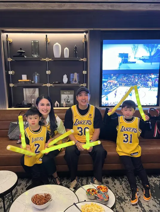 Sedangkan Harvey Moeis memadukan kaus dengan celana panjang, dan topi yang semuanya berwarna hitam, baru menumpuknya dengan jersey Lakers. [Foto: Instagram/sandradewi88]