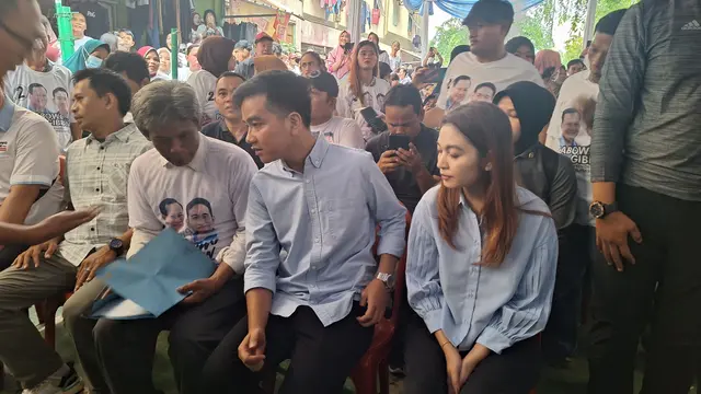 Calon wakil presiden (cawapres) nomor urut 2 Gibran Rakabuming Raka menyambangi Rusun Cilincing, Jakarta Utara dan menghadiri deklarasi dukungan dari Buruh Pelabuhan Seluruh Indonesia di lokasi sama, Sabtu (9/12/2023).