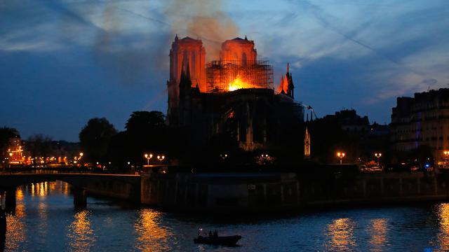 Katedral Notre Dame di Paris Terbakar