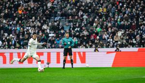 Kevin Diks mengeksekusi penalti dalam pertandingan melawan Augsburg di Stadion Borussia-Park, Minggu (11-1-2026) malam WIB. Borussia Monchengladbach menang 4-0 dalam pertandingan ini. (Dok. borussia.com)