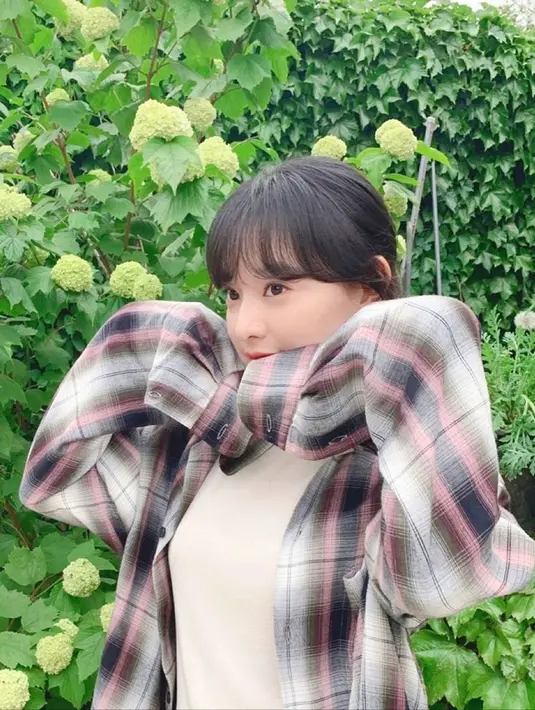 Perempua yang aktif di dunia hiburan sejak 2008 ini memang memiliki foto-foto lucu menggemaskan. Seperti foto di atas saat Kim Ji-won terlihat menggemaskan dengan menopang dagu. Foto yang imut menggemaskan ini selalu banjir like dan komentar dari fansnya. (Liputan6.com/IG/@geewonii)