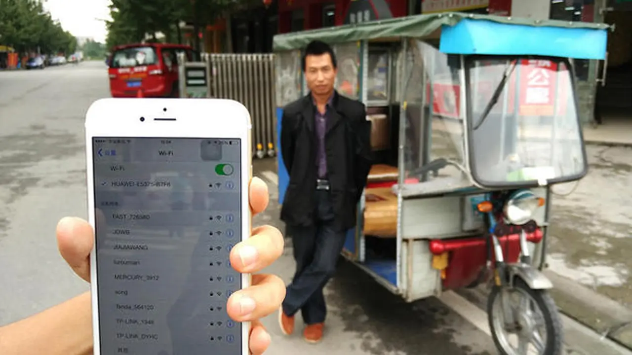 Unik, Becak Motor Ini Beri WiFi Gratis Bagi Penumpangya 
