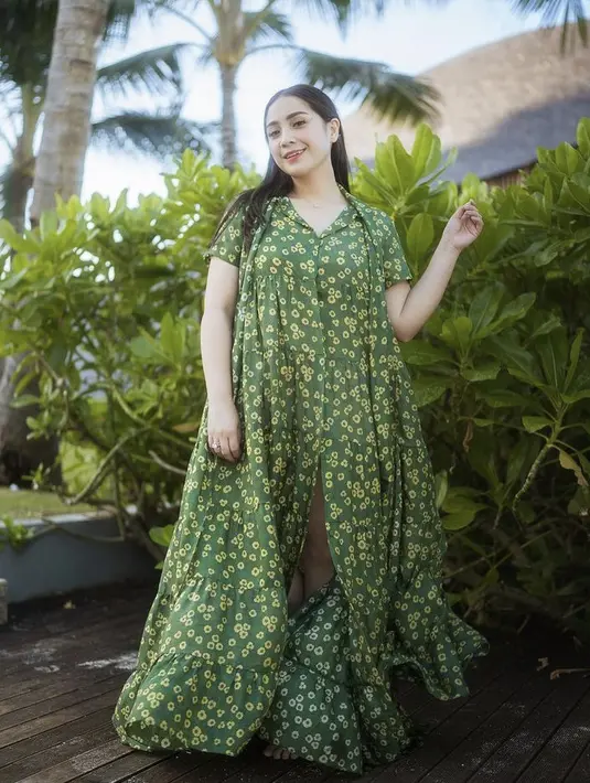 Nagita Slavina tampil dengan dress panjang warna hijau motif bunga lengan pendek saat liburan di Bali. @raffinagita1717