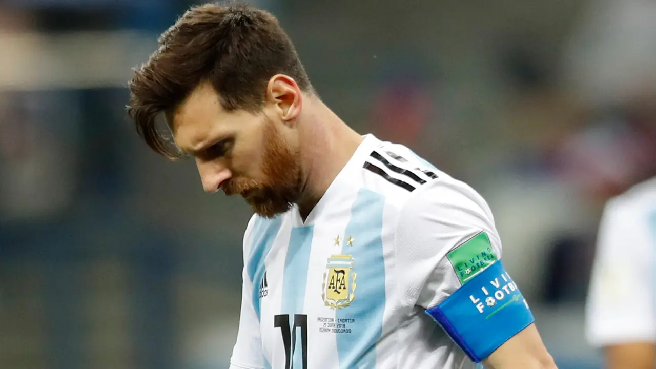 Lionel Messi Tertunduk Lesu