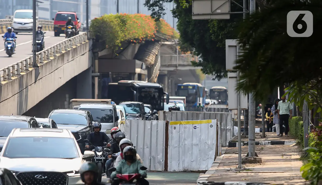 Pramono Anung menilai keberadaan galian yang terbengkalai, namun tetap dipagari atau diberi penyekat, memperburuk arus lalu lintas. (Liputan6.com/Angga Yuniar)
