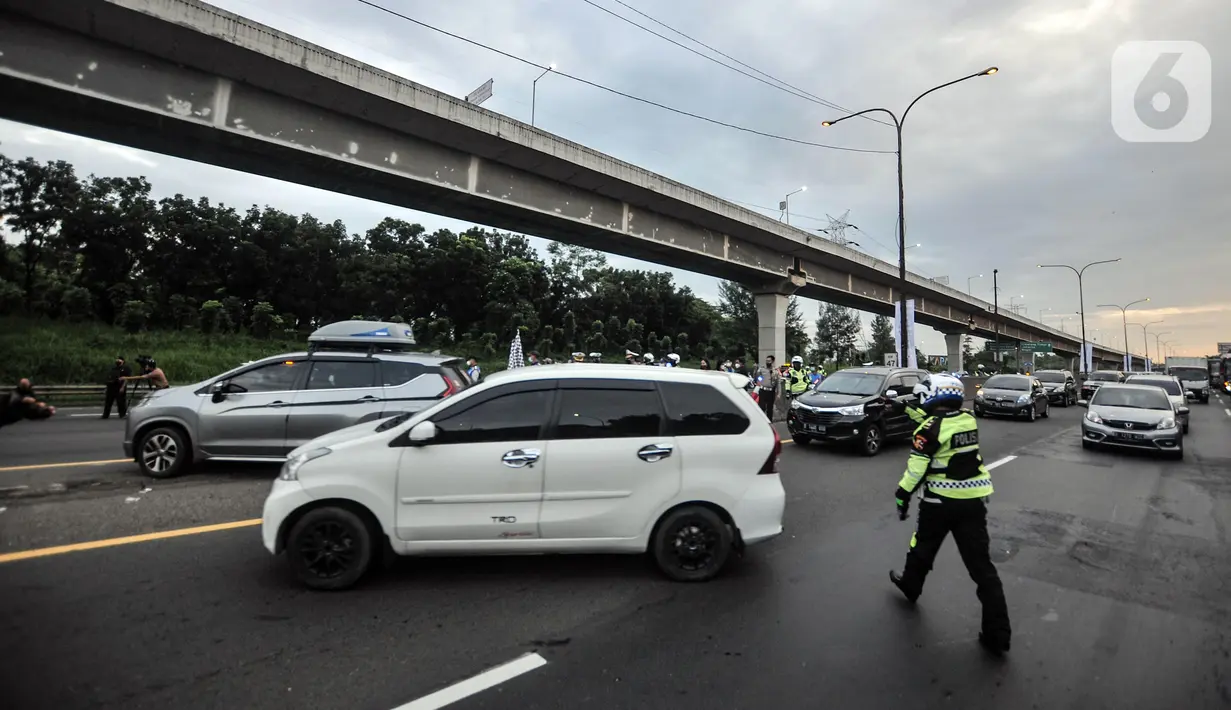 <p>Polisi mengatur lalu lintas kendaraan pemudik saat pemberlakuan sistem one way di ruas Tol Jakarta-Cikampek KM 47, Karawang, Jawa Barat, Kamis (28/4/2022). Kebijakan one way di ruas Tol Jakarta-Cikampek KM 47 hingga Tol Kalikangkung KM 414 diterapkan mulai hari ini sebagai upaya mengurai kemacetan kendaraan para pemudik. (Liputan6.com/Iqbal S. Nugroho)</p>