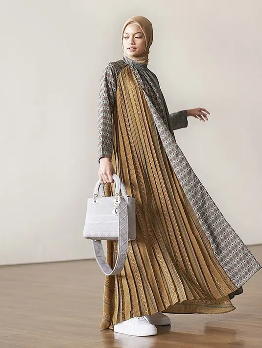 Maxi dress bermotif bernuasa cokelat dipadukan dengan sneakers putih. @Kamiidea
