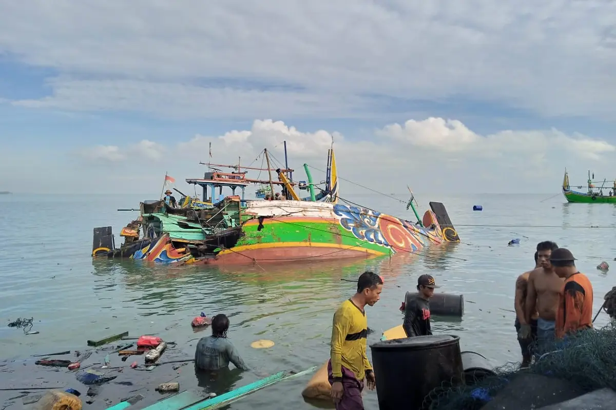 Tujuh kapal nelayan pecah dan karam dihantam gelombang angin laut (Liputan6.com/Ahmad Adirin)
