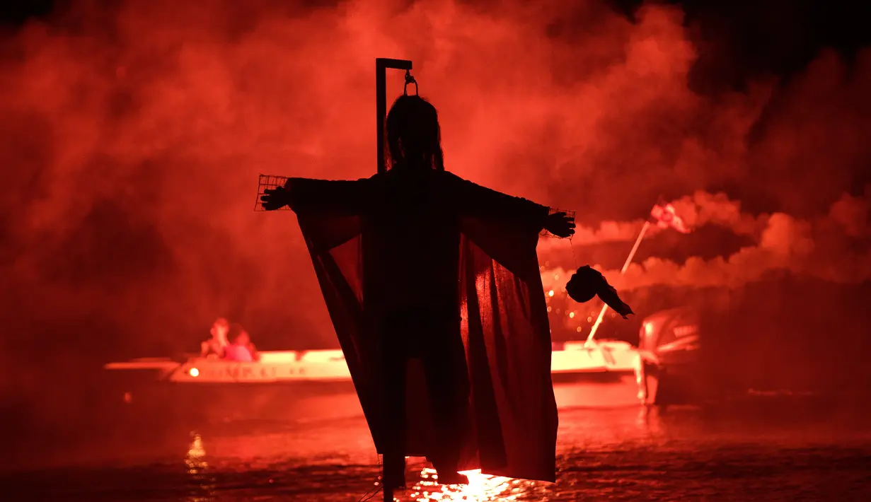 Sebuah patung Yudas siap dibakar saat perayaan tradisi Paskah kuno di semenanjung Peloponnese, Yunani (8/4). Perayaan ini digelar sebagai simbolis hukuman atas pengkhianatan Yudas kepada Yesus Kristus. (AP/Petros Giannakouris)