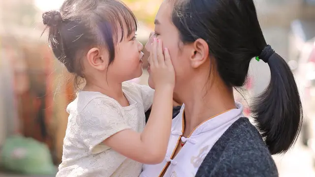 Risiko di balik kebiasaan orangtua cium bibir anak