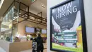 Sebuah poster lowongan pekerjaan terlihat di luar sebuah toko di Square One Shopping Center di Mississauga, Ontario, Kanada (9/10/2020). Tingkat pengangguran di Kanada pada September turun menjadi 9 persen dari 10,2 persen pada Agustus. (Xinhua/Zou Zheng)