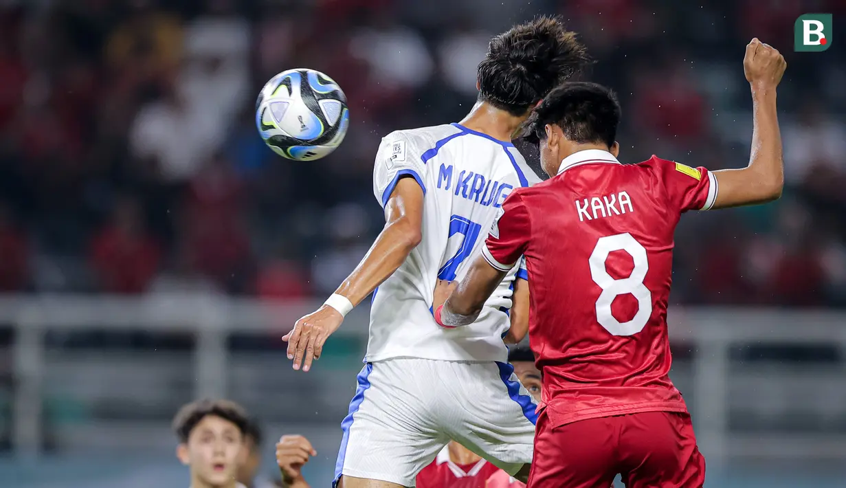 <p>Pemain Timnas Indonesia U-17, Arkhan Kaka (kanan) mencetak gol penyeimbang 1-1 ke gawang Timnas Panama U-17 lewat sundulan kepala pada laga kedua Grup A Piala Dunia U-17 2023 di Stadion Gelora Bung Tomo (GBT), Surabaya, Senin (13/11/2023). (Bola.com/Bagaskara Lazuardi)</p>