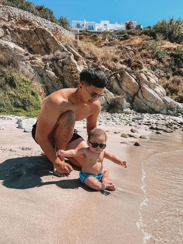 Liburan di Yunani, Potret Indra dan Baby Izz