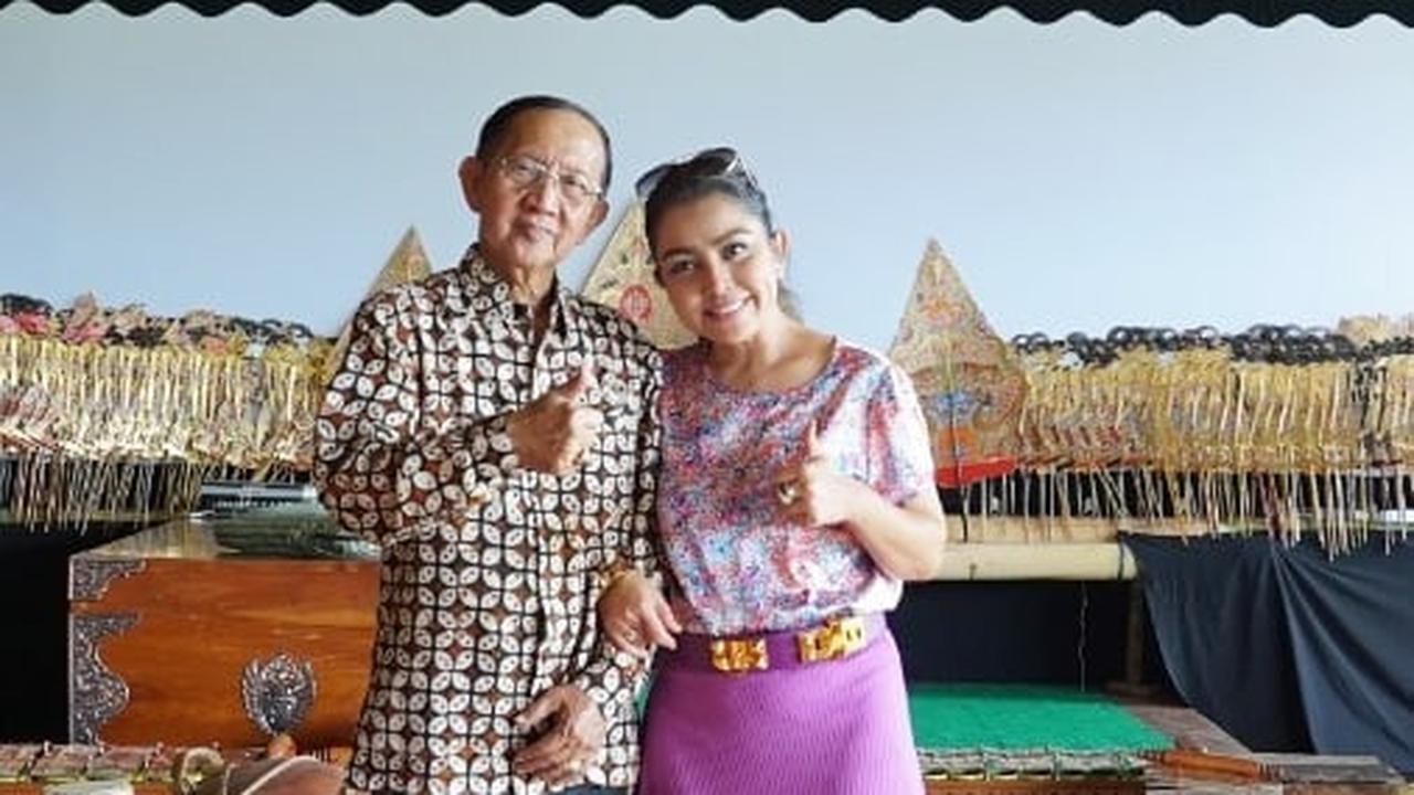 Mayangsari dan Ki Manteb Soedharsono. (Foto: Instagram @mayangsari_official)