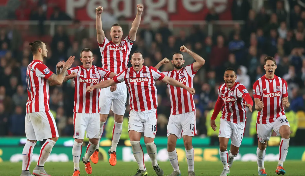 Para pemain stoke berselbrasi setelah timnya menang melawan Chelsea dikandangnya sendiri, Inggris, Selasa (27/19/2015). Stoke menjadi mimpi buruk bagi pelatih Chelsea Mourinho. (Reuters/Alex Morton)