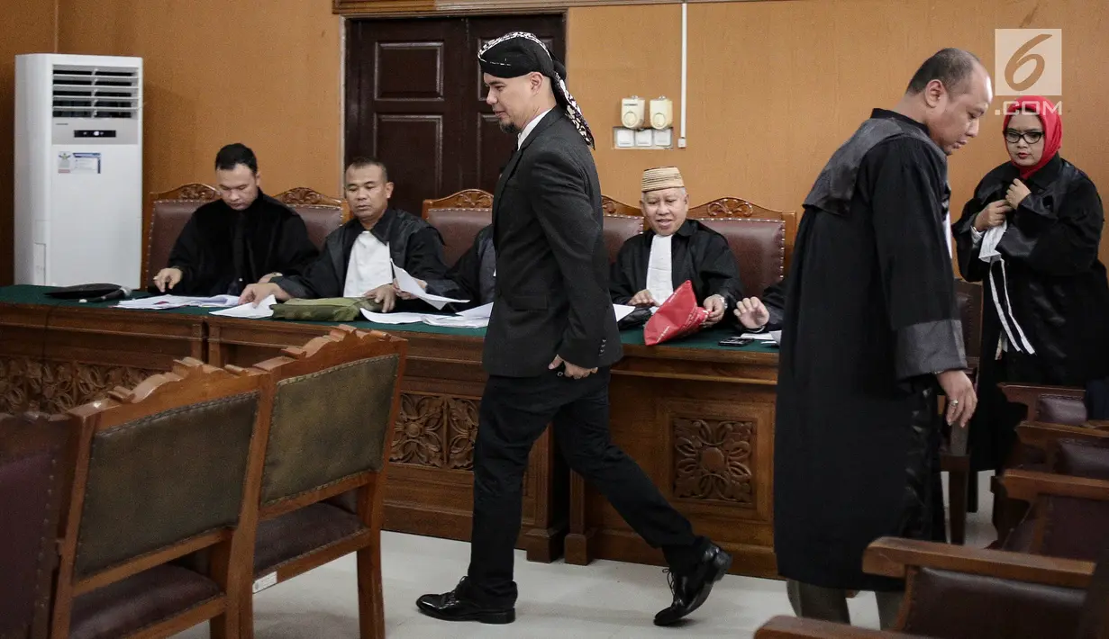 Musikus Ahmad Dhani memasuki ruangan untuk menjalani sidang kasus ujaran kebencian  di PN Jakarta Selatan, Senin (23/4). Sidang lanjutan kali ini adalah pembacaan eksepsi atau nota keberatan atas dakwaan JPU. (Liputan6.com/Faizal Fanani)