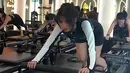 Tampil sporty, Fuji terlihat asyik mengikuti kelas pilates bareng para sahabatnya. Meskipun sering dijodohkan netizen usai putus dari Thariq, Fuji masih betah menjomblo. (Liputan6.com/Tiktok/@fujiiian)