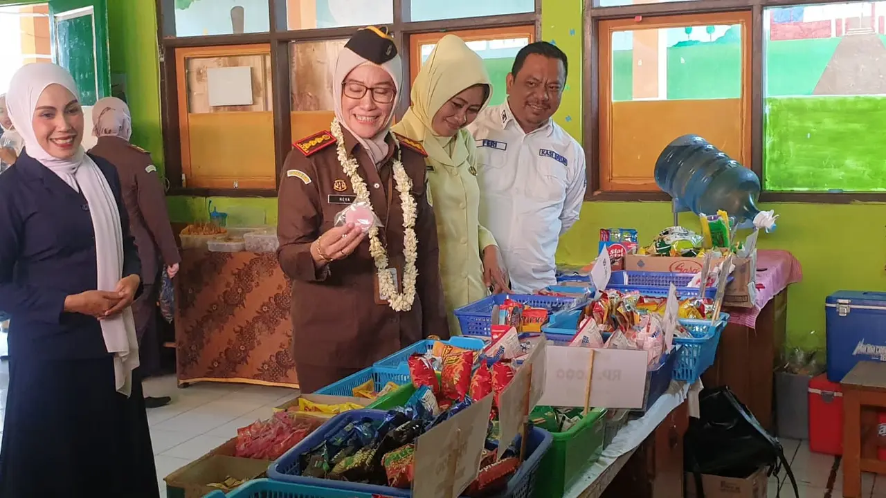Kajari Garut Neva Sari Susanti bersama Kasi Datun Fery Nopiyanto di mengecek kantin kejujuran di sela-sela MoU pendampingan hukum dengan SDN Rego 10 Garut. (Liputan6.com/Jayadi Supriadin)
