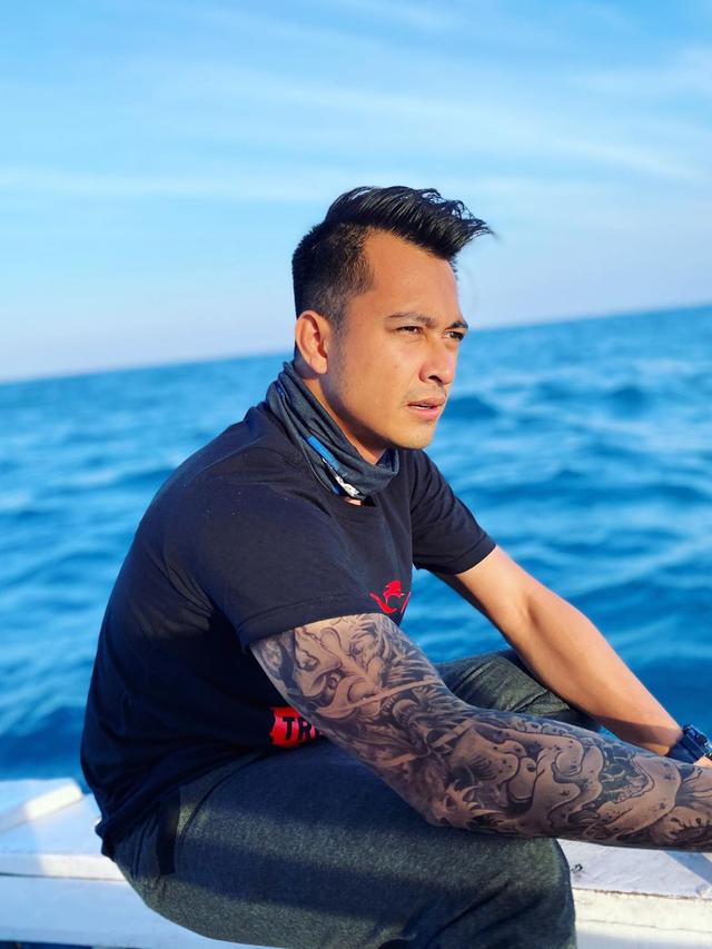 7 Potret Eza Gionino dengan Lengan Bertato, Bikin Istri Marah