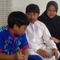 Dua saudara lelaki dan ibunda almarhum caca, mengenang kebersamaan mereka dengan Caca