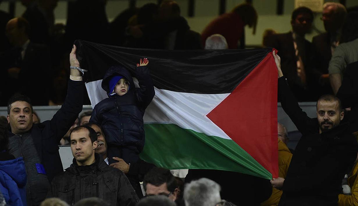 Bocah Palestina korban bom menyaksikan laga La Liga Spanyol antara Real Madrid melawan Sevilla di Santiago Bernabeu, Madrid, Minggu (20/3/2016). Anak bernama Ahmed Dawabaha ini merupakan penggemar dari Cristiano Ronaldo. (AFP/Pierre-Philippe Marcou)