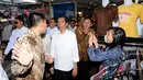 Seorang warga antusias mengabadikan kedatangan Presiden RI Joko Widodo dan Presiden Republik Filipina ‎Rodrigo Roa Duterte di Pasar Blok A Tanah Abang Jakarta, Jumat (9/9). Ini kunjungan kenegaraan pertama Duterte. (Liputan6.com/Helmi Fithriansyah)