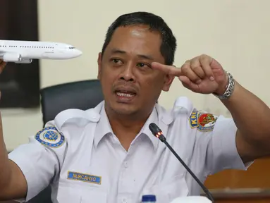 Ketua Subkomite Investigasi KNKT, Nurcahyo Utomo merilis temuan awal jatuhnya pesawat Lion Air PK-LQP di Jakarta, Rabu (28/11). Data kotak hitam, pilot berulang kali berupaya membawa pesawat naik kembali sebelum kehilangan kontrol. (AP/Achmad Ibrahim)