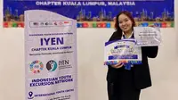 Mahasiswi Sekolah Vokasi Undip, Siti Anjani memamerkan penghargaan internasional yang diraihnya. Foto: liputan6.com/edhie prayitno ige&nbsp;