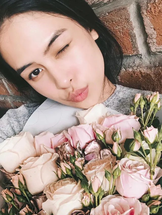 7 Potret Maudy Ayunda saat Tampil Tanpa Makeup, Curi Perhatian