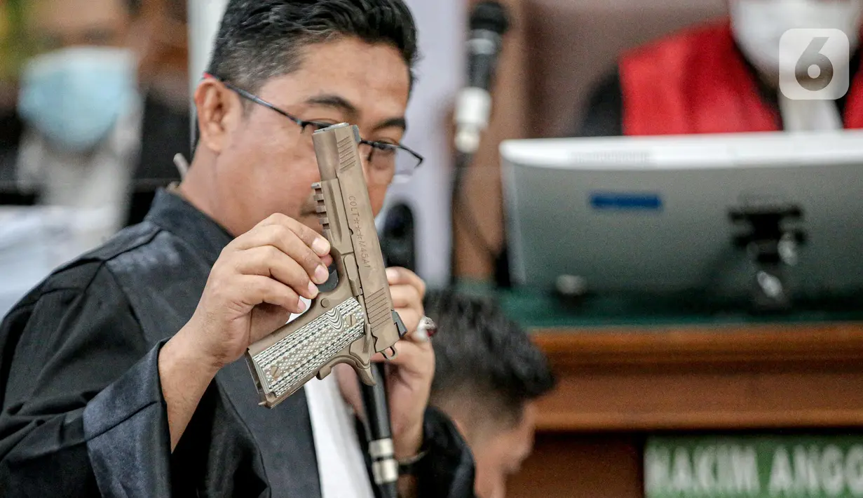 Jaksa menunjukkan barang bukti senjata Colt dalam sidang lanjutan kasus pembunuhan Brigadir Yosua Hutabarat atau Brigadir J dengan terdakwa Ferdy Sambo dan Putri Chandrawathi di PN Jakarta Selatan, Jakarta, Selasa (22/11/2022). Senpi dihadirkan untuk dikonfirmasikan kepada ajudan Ferdy Sambo, Adzan Romer saat menjadi saksi dalam sidang tersebut. (Liputan6.com/Faizal Fanani)