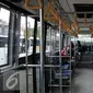 Sejumlah penumpang saat berada di dalam bus Transjakarta Depok-Uki di  Terminal Depok, Jawa Barat, Jumat (22/7). PT Transjakarta melakukan perubahan rute bus Depok-UKI untuk mengangkut penumpang dari Cibubur. (Liputan6.com/Yoppy Renato)