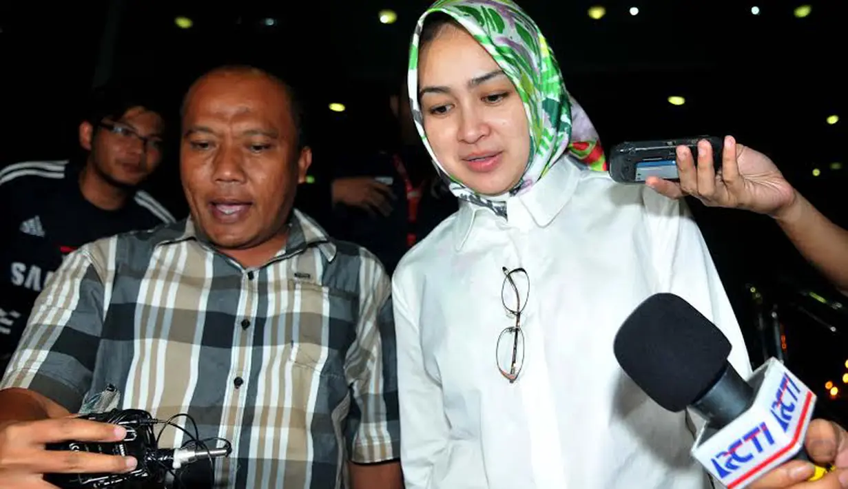 Meski diberondong dengan sejumlah pertanyaan, Airin tetap saja tak bergeming untuk mengeluarkan pernyataan (Liputan6.com/Johan Tallo)