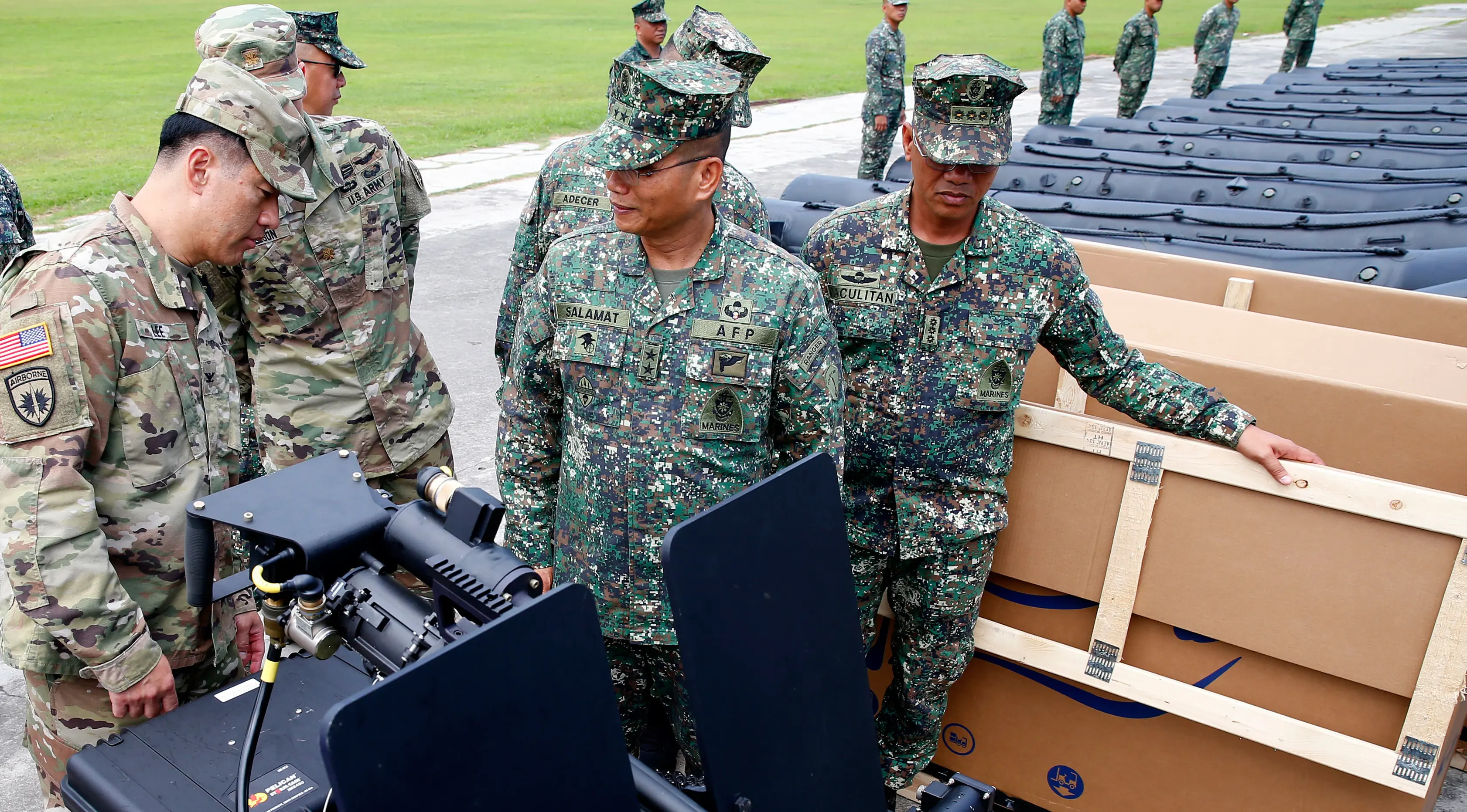 Kolonel Ernest Lee didampingi Mayjen Emmanuel Salamat memeriksa senjata militer baru pemberian AS di kota Taguig, sebelah timur Manila, Filipina (5/6). Senjata itu akan digunakan untuk operasi militer melawan militan di Marawi. (AP Photo / Bullit Marquez)